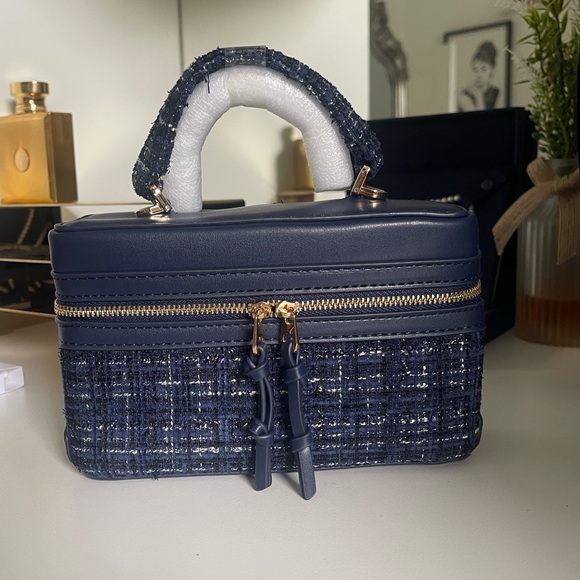 Chic Hobo Bag Dual Zipp Crossbody - Picture 5 of 17